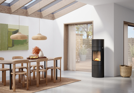 VIVA 140 L BIO bioethanol stove in black in the living room with a dining table