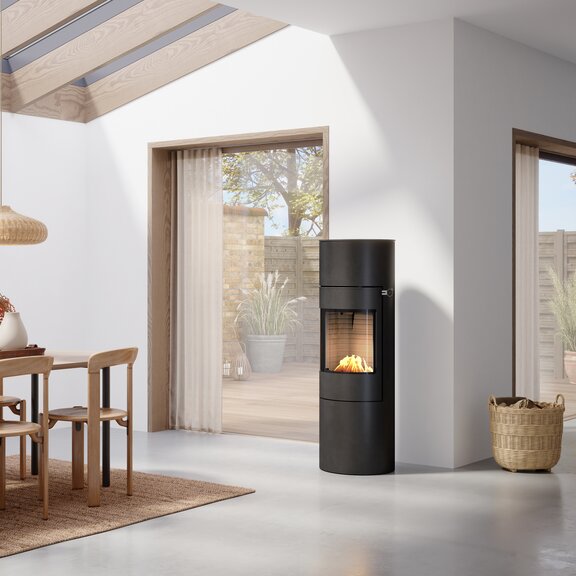 VIVA 140 L BIO bioethanol stove in black in the living room with a dining table