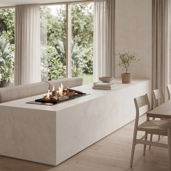 Bioethanol Feuerstelle Logicwood Linear als Raumteiler für Wohnzimmer und Esszimmer in beiger Steinmauer eingebaut